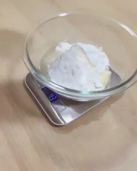 Açúcar pesado na balança de cozinha