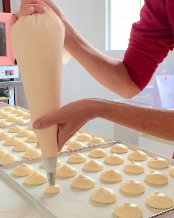 Massa de bem-casado sendo pingada numa cozinha de casa